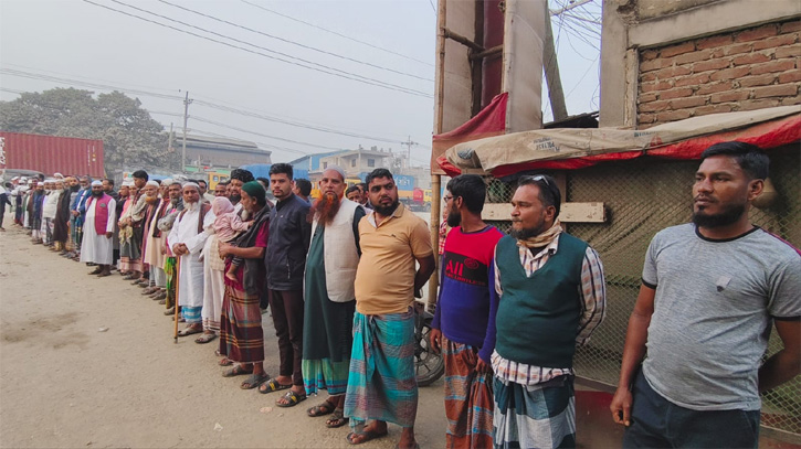রূপগঞ্জে বেশি দামে এলপিজি বিক্রি, প্রতিবাদে বিক্ষোভ ও মানববন্ধন