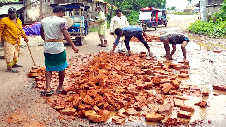 বৃষ্টিতে ক্ষতিগ্রস্থ মিনারবাড়ি-লাঙ্গলবন্দ সড়কের ৬টি পয়েন্টে সংস্কার বৃষ্টিতে ক্ষতিগ্রস্থ মিনারবাড়ি-লাঙ্গলবন্দ সড়কের ৬টি পয়েন্টে সংস্কার