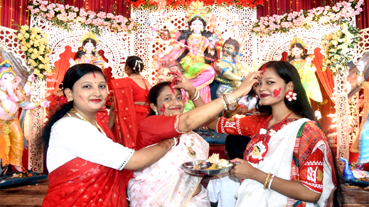 না’গঞ্জে মণ্ডপে মণ্ডপে ঐতিহ্যবাহি সিঁদুর খেলায় মেতে উঠেন নারীরা না’গঞ্জে মণ্ডপে মণ্ডপে ঐতিহ্যবাহি সিঁদুর খেলায় মেতে উঠেন নারীরা