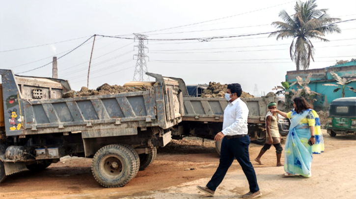 বন্দরে ফসলি জমি থেকে মাটি কাটার অভিযোগে জরিমানা 