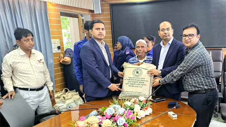 দূর্যোগে ক্ষতিগ্রস্ত পরিবারের মাঝে সদর উপজেলায় খাদ্য সামগ্রী বিতরণ