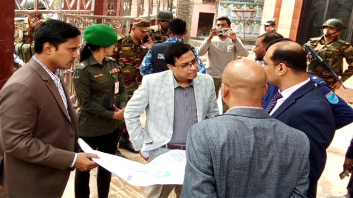 নারায়ণগঞ্জ ভোটকেন্দ্র পরিদর্শনে জেলা প্রশাসক রায়হান কবির