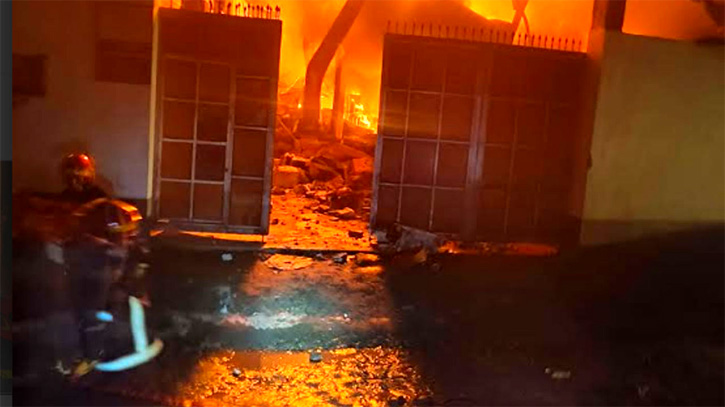 গোগনগরে প্লাস্টিক কারখানায় ভয়াবহ আগুন