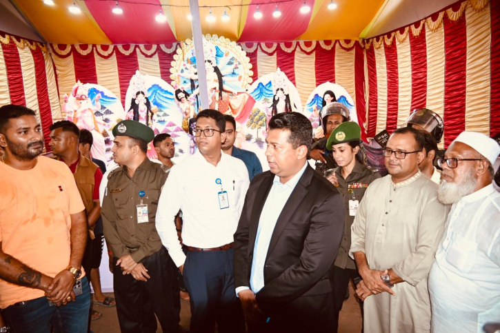 সম্প্রীতির বার্তা নিয়ে প্রত্যন্ত গ্রামে দুর্গাপূজা মণ্ডপে জেলা প্রশাসক জাহিদুল সম্প্রীতির বার্তা নিয়ে প্রত্যন্ত গ্রামে দুর্গাপূজা মণ্ডপে জেলা প্রশাসক জাহিদুল