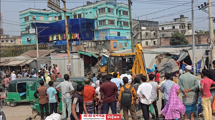 জনদুর্ভোগ কমাতে মোগরাপাড়া চৌরাস্তায় অবৈধ স্থাপনা উচ্ছেদ অভিযান
