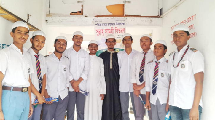 শিক্ষার্থীদের মাঝে সুন্নাহ সামগ্রী বিতরণ