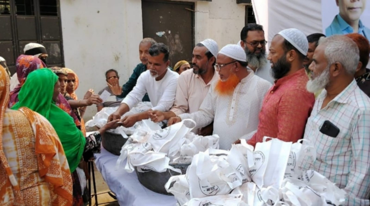 মডেল গ্রুপের কর্ণধার মাসুদের উদ্যোগে বন্দরে ২১নং ওয়ার্ডে মাংস  বিতরণ