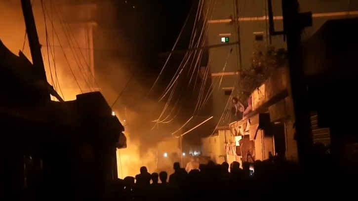 বেপারীপাড়ায় কার্টুন ও পলির গোডাউনে অগ্নিকাণ্ড