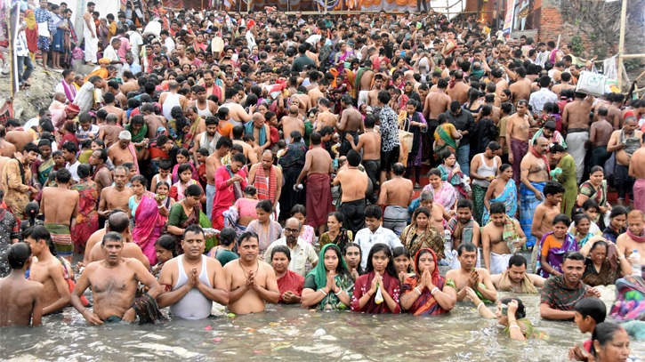 লাঙ্গলবন্দে ২৪টি ঘাটে স্নান করছে পুণ্যার্থী