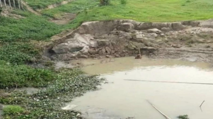 সোনারগাঁয়ে খাল কেটে মাটি লুট, ইউএনও’র কাছে  অভিযোগ