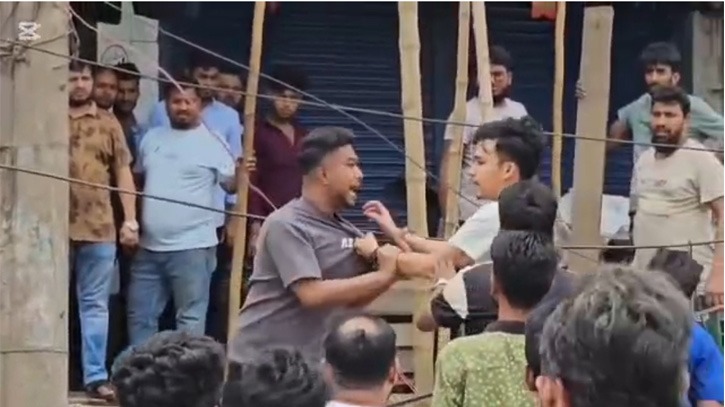 সিদ্ধিরগঞ্জে উচ্ছেদ অভিযানের সময় বিএনপির দুই গ্রুপের সংঘর্ষ, পুলিশের লাঠিচার্জ