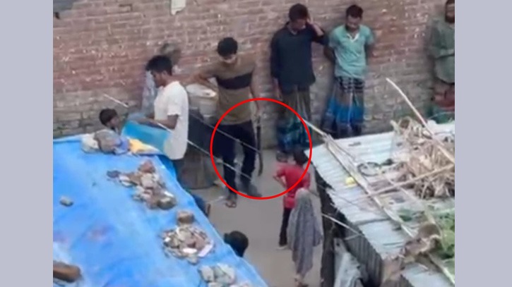 জামতলায় প্রকাশ্যে মিরাজ বাহিনীর অস্ত্রের মহড়া