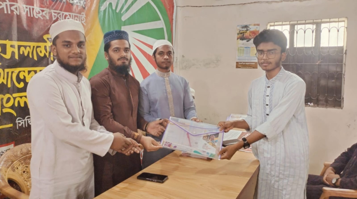 এসএসসি, আলিম ও সমমান পরীক্ষার্থীদের জন্য দোয়া ও শিক্ষা সামগ্রী বিতরণ