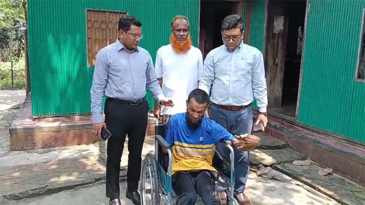 সোনারগাঁয়ে আবেদনের ১ ঘণ্টার মধ্যেই হুইলচেয়ার পেলো প্রতিবন্ধী রাজু
