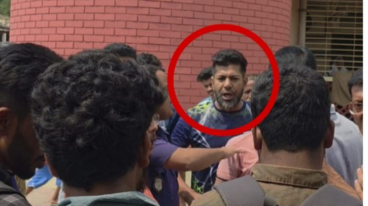 খানপুর ৩০০ শয্যা  হাসপাতালে  সাংবাদিকদের উপর দালালদের হামলা