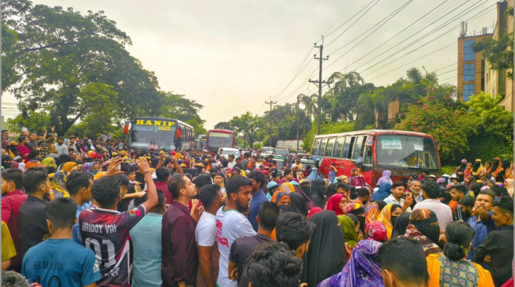 সোনারগাঁয়ে মহাসড়ক অবরোধ, ঈদে ঘরমুখী মানুষের ভোগান্তি