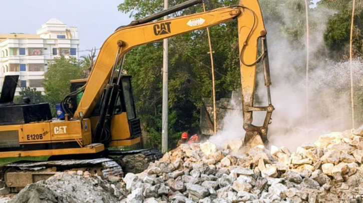 সোনারগাঁয়ে দুই চুন কারখানা গুড়িয়ে দিল তিতাস
