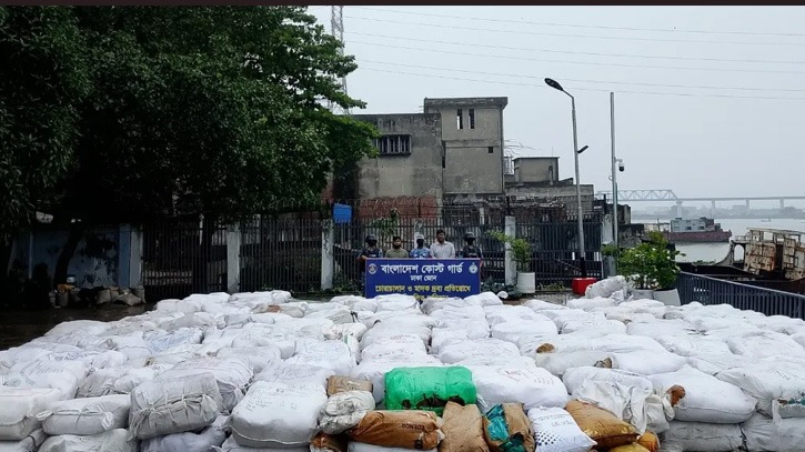 শিবু মার্কেটে ২ কোটি ৪০ লাখ টাকার নিষিদ্ধ পলিথিন জব্দ