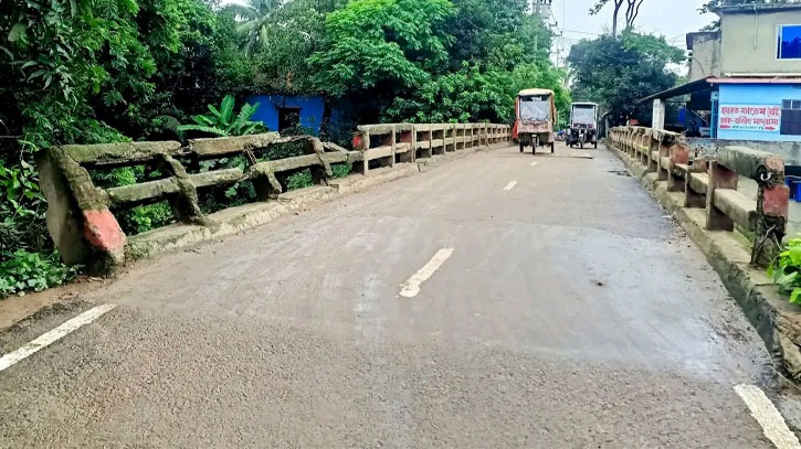 বন্দরে ঝুঁকিপূর্ণ সেতু দিয়ে চলছে ভারী যানবাহন,  দুর্ঘটনার শঙ্কা