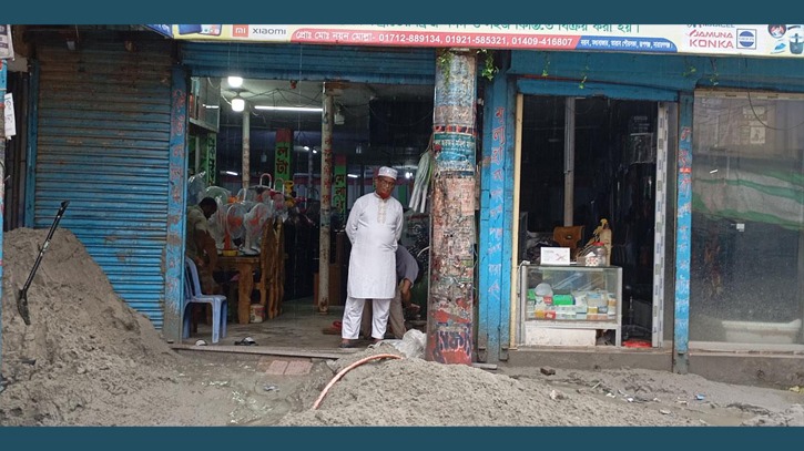 রূপগঞ্জে চাঁদা না পেয়ে ব্যবসা প্রতিষ্ঠানের সামনে বালু ফেললো যুবদল নেতা, হামলায় আহত ১০ রূপগঞ্জে চাঁদা না পেয়ে ব্যবসা প্রতিষ্ঠানের সামনে বালু ফেললো যুবদল নেতা, হামলায় আহত ১০