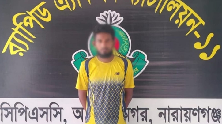 রুপগঞ্জে আমের ক্যারেটের ভেতর থেকে ৩৭৭ বোতল ফেনসিডিল উদ্ধার