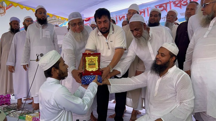 সোনারগাঁয়ে কওমি মাদরাসা আঞ্চলিক শিক্ষা বোর্ডের কৃতি শিক্ষার্থীদের পুরস্কার বিতরণ