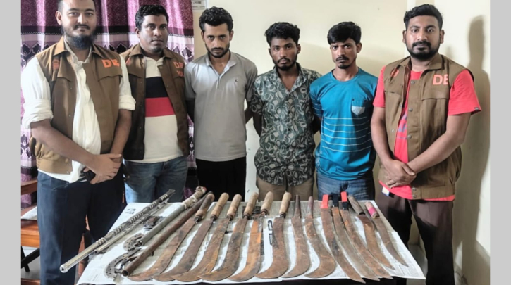 ফতুল্লায় ডাকাতির প্রস্তুতিকালে গ্রেপ্তার ৩, বিপুল দেশীয় অস্ত্র উদ্ধার