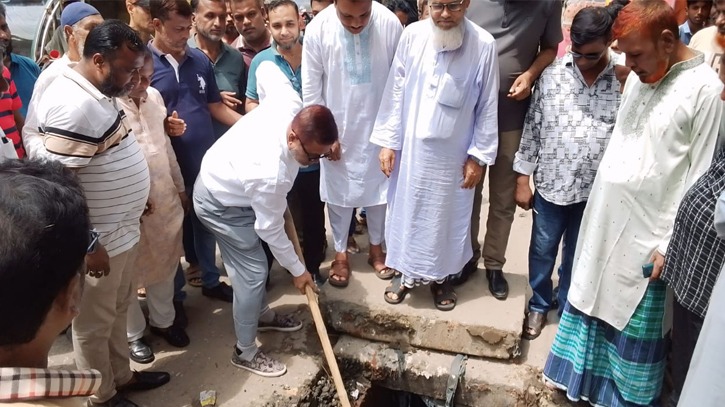 সিদ্ধিরগঞ্জে ৬ নম্বর ওয়ার্ডে ড্রেন সংস্কার কাজের উদ্বোধন করলেন সাখাওয়াত হোসেন সিদ্ধিরগঞ্জে ৬ নম্বর ওয়ার্ডে ড্রেন সংস্কার কাজের উদ্বোধন করলেন সাখাওয়াত হোসেন