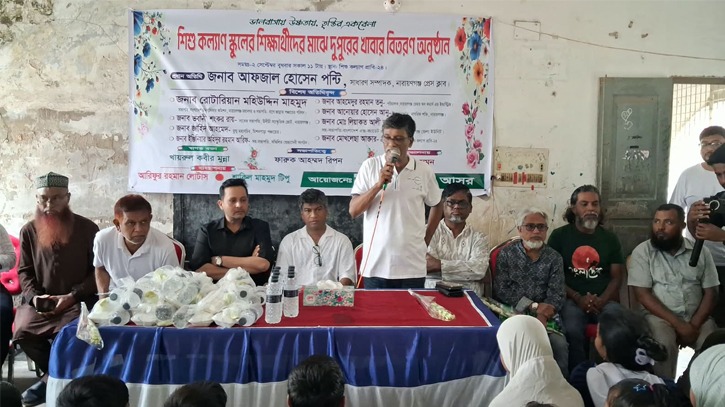 চাষাঢ়ায় শিশুকল্যাণ স্কুলের সুবিধাবঞ্চিত শিক্ষার্থীদের মাঝে খাবার বিতরণ