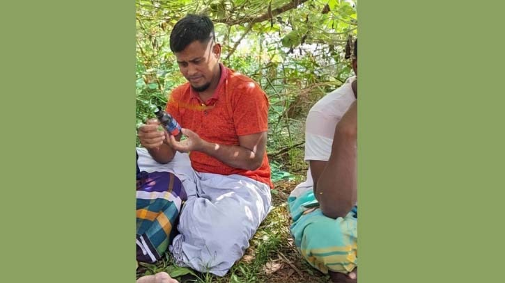 সোনারগাঁয়ে যুবদল নেতার মাদক সেবনের ছবি ভাইরাল