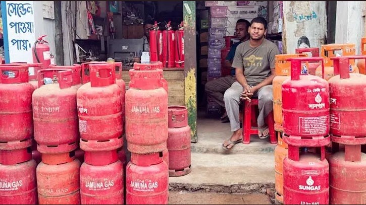 ‘গ্যাস নেই’ বলে ফিরিয়ে দেওয়া হচ্ছে, বেশি দাম বললেই মিলছে সিলিন্ডার