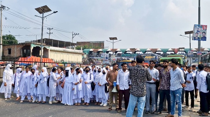 সোনারগাঁয়ে বাসে ‘হাফ ভাড়ার’ দাবিতে শিক্ষার্থীদের মহাসড়ক অবরোধ