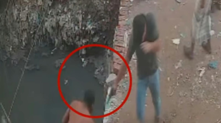 সিদ্ধিরগঞ্জে শীর্ষ সন্ত্রাসী সাহেব আলীকে হত্যার আগে তার ভাইকে গুলি করে রনি