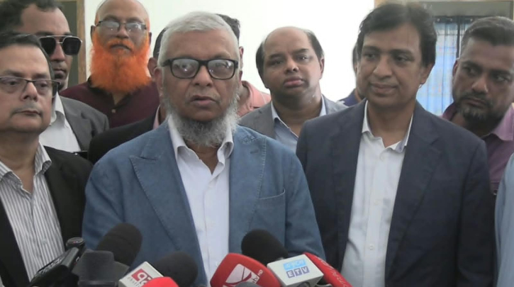 ভিসা প্রতারণা রোধে ৫২ এজেন্সির লাইসেন্স বাতিল: বন্দরে শ্রমমন্ত্রী