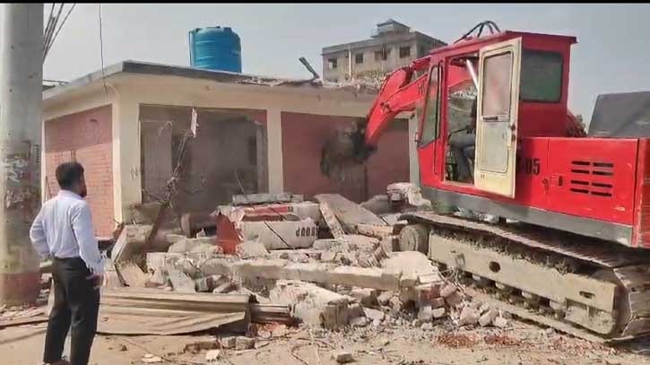 বন্দরে উদ্বোধনের আগেই ১৬ লাখ টাকার  গণশৌচাগার গুঁড়িয়ে দেওয়ার অভিযোগ