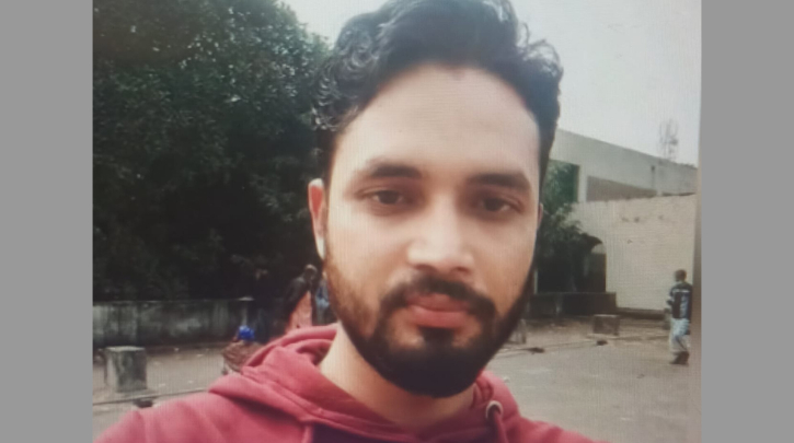 সিদ্ধিরগঞ্জে র‍্যাব ও ডিবি পরিচয়ে চাঁদাবাজি, বিদেশী পিস্তল সহ সোর্স বাবু গ্রেপ্তার