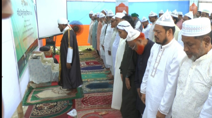 ফতুল্লায় সৌদির সাথে মিল রেখে ঈদ উদযাপন