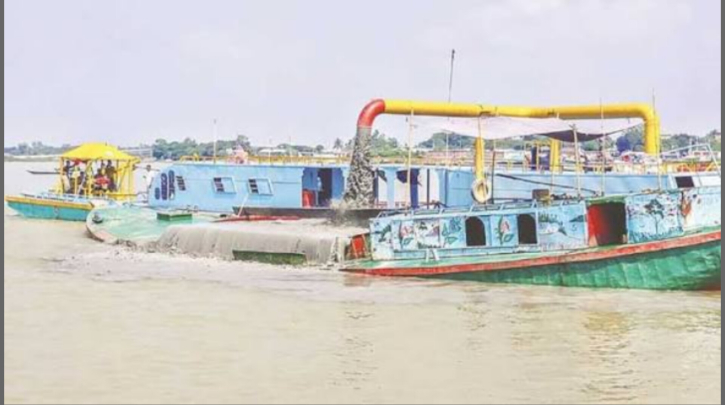 সোনারগাঁয়ে রাতের আধাঁরে মেঘনা থেকে অবৈধ বালু উত্তোলন, নিরব প্রশাসন