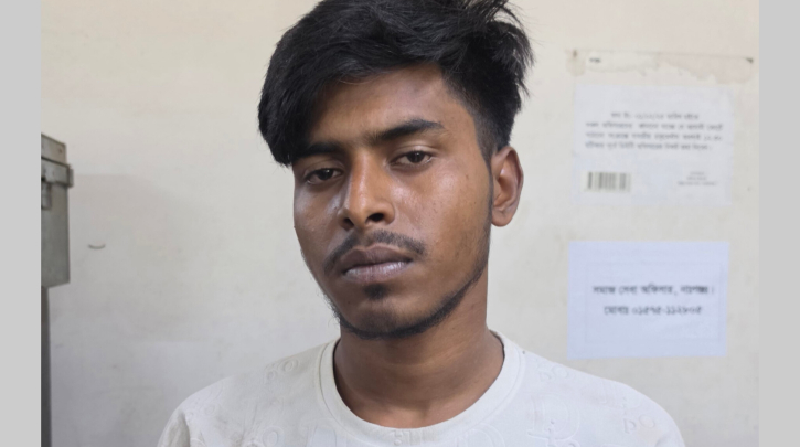 মোবাইল ফোন কিনে না দেওয়ায় ফতুল্লায় বাবাকে কুপিয়ে জখম, ছেলে গ্রেপ্তার