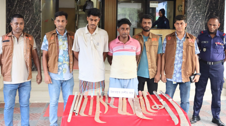 বন্দরে বিপুল পরিমাণ অস্ত্রসহ সন্ত্রাসী ‘ব্ল্যাক জনি’ ও সহযোগী গ্র