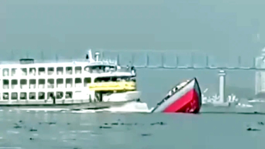 ফতুল্লায় বুড়িগঙ্গা নদীতে যাত্রীবাহী লঞ্চের ধাক্কায় বাল্কহেড ডুবি