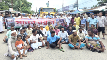 ফতুল্লায় জলাবদ্ধতা নিরসনের দাবিতে সড়ক অবরোধ করে মানববন্ধন