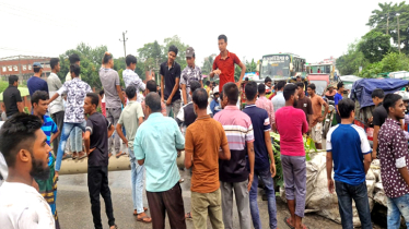 রূপগঞ্জে বকেয়া বেতনের দাবিতে ঢাকা-সিলেট মহাসড়ক অবরোধ