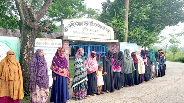 রূপগঞ্জে প্রধান শিক্ষকের অপসারণ দাবিতে মানববন্ধন 
