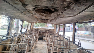 ফতুল্লায় দুর্বৃত্তের আগুনে যাত্রীবাহী বাস পুড়ে ছাই