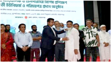 পেশাদার গাড়িচালক ও হেলপারদের ইউনিফর্ম ও পরিচয় পত্র প্রদান