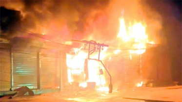 সিদ্ধিরগঞ্জে গভীর রাতে মার্কেটে অগ্নিকাণ্ড