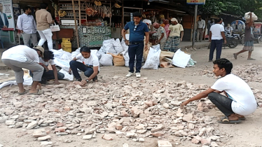 খানপুর ভূমি অফিসের সামনের রাস্তার খানাখন্দ মেরামত করলেন শিল্পপতি বাবুল