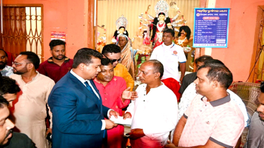 বন্দরে দুর্গম পূজামণ্ডপে ঘুরে ঘুরে খোঁজখবর নিলেন ডিসি জাহিদুল