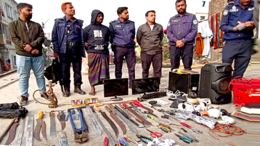 বিপুল পরিমাণ দেশীয় ধারালো অস্ত্রসহ ফাইটার মনির আটক